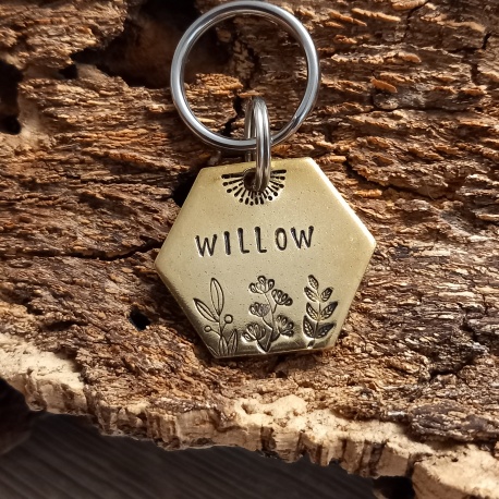 Médaille identité chien "Willow" en laiton, personnalisable et gravée à la main