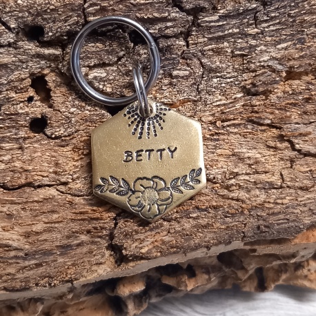 Médaille en laiton ou aluminium pour chien gravée à la main avec nom et numéro de téléphone