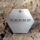 Gravure des numéros de téléphone au dos de la médaille