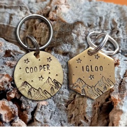 Médaille chien en laiton gravée à la main "Cooper"