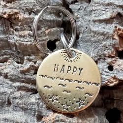 Médaille chien Happy en laiton,  gravée à la main, décor maritime