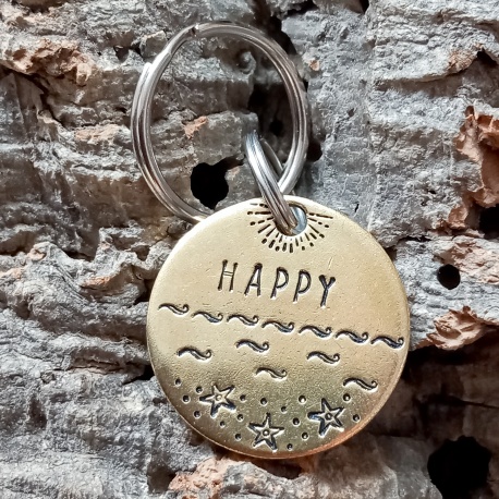 Médaille chien Happy en laiton,  gravée à la main, décor maritime