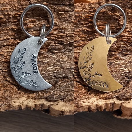 Médaille gravée pour chien "Poppy" forme lune en laiton ou aluminium