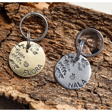 Médaille identité chien ou chat "Flora" en laiton, gravée à la main et personnalisée