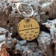 Médaille chien personnalisée en laiton gravée décor maritime